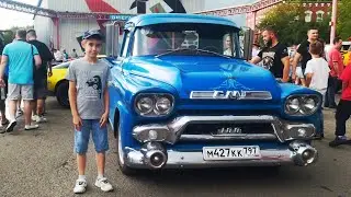 Слёт американских автомобилей, а так же маленькие мотоциклы)