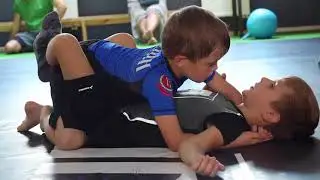 Тренировка по грэпплингу. Дети
