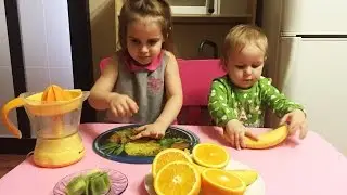 Алина с сестренкой готовят  Смузи