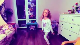 Настя танцует под любимую песню Юни «Не играй со мной»