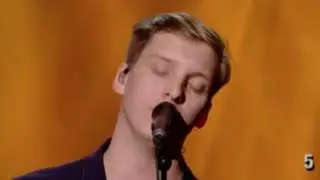 George Ezra performing Bob Dylan's 