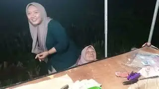 ramai dan padatnya penonton serta pedagang di pinggir jalan acara di balai desa