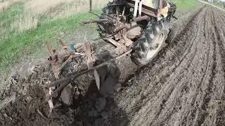Оранка саморобним 30 річним трактором і 2-х корпусним плугом  .30-year-old tractor and a 2-hull plow