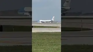 Air Force One VC-25 taxing Chicago O’hare Intl. Airport (north side)