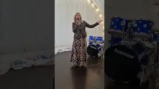 Певица Лёля Хаммер исполнила пару песен в яхт-клубе