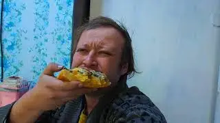 ОДИН ДЕНЬ В ДЕРЕВНЕ. ИЛЬИЧ НУДИТ КАК СТАРЫЙ ДЕД. ВАРИМ ЛАПШУ С МАМОЙ. РАЗДЕЛЫВАЕМ РЫБУ НА ФИЛЕ