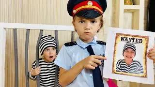 Полина и Даша играют в полицию | Polina and Dasha play the police