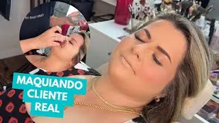 Maquiando cliente preparação de pele | Milena Bottega