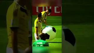 Игроки + Странные Вещи на поле😅  