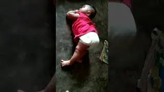 kaka Yasmin asyik main kucing adik lisa tidur sampai terbangun terus belajar merangkak