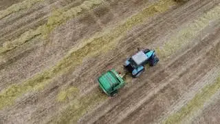Трактора БЕЛАРУС МТЗ 1221 в поле с пресс подборщиком ПРФ 180