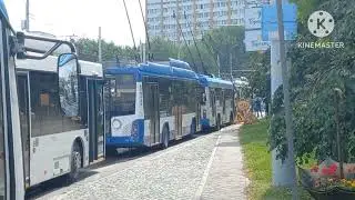 И вновь троллейбусы стоят и не едут. Троллейбус перекрыл весь перекрёсток, большая пробка.
