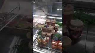 Устрицы  из Севастополя,  в Крыму можно купить всё: чёрная, красная  икра.