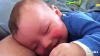 Смеётся во сне с ним ангелы играют, ВСЕМ смотреть Laughs in his sleep
