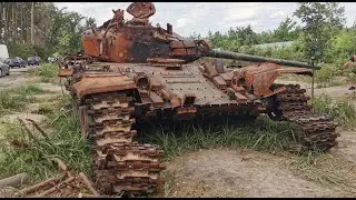 Российские подбитые танки и БМП в 10 км от Киева. Хотели взять Киев за  3 дня, теперь  их едят мухи