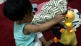 anak kecil bicara dengan bebek
