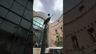 Дождливый Кадиллак в Театре-музее Сальвадора Дали 