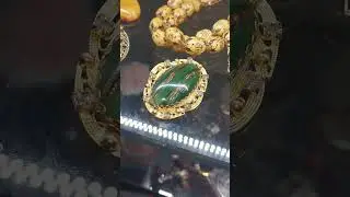девушка принесла в антикварный магазин янтарь, броши, ёлочные игрушки
