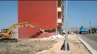 Demolindo um prédio, perigosamente.