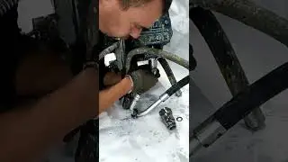 Протекает из под наконечника насоса. Быстрый в ремонт.