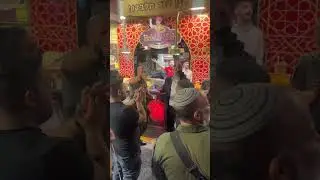 לילה של אהבת חינם בשוק מחנה יהודה! הרב רונן שאולוב רוקד שר ומחבק את עם ישראל וחיילי צה״ל!
