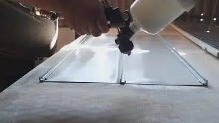 Aplicando fundo primer em prateleira de ferro