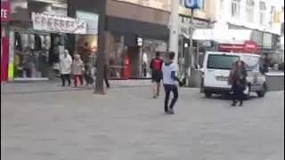 Spendenkeiler auf in der Wiener Mariahilfer Straße - NGO Belästigung - nervig