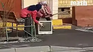 Бабки избивают телевизор
