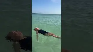 Милый ребенок плавает на спине. Видео с малышкой! 