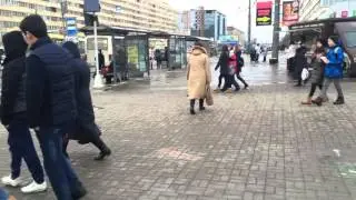 &82 бабка на коленях просит подаяние Васильевский остров Петербург