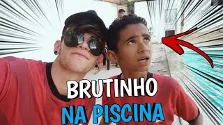 Menino mais ignorante do mundo na piscina