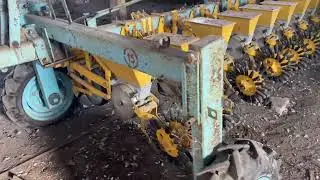 Sugar beet seeder