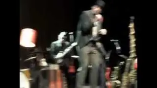 Hugh Laurie in Chile / Concert Intro / Cumpleaños Feliz (happy birthday to Hugh) Mellow Down Easy