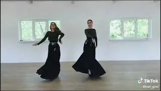 Две девушки танцуют лезгинку под Бадолу.