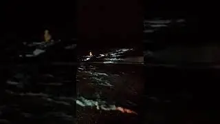 Купание в Крещение в зимнем море Крыма, девушка 🏄‍♀️ в купальнике идет босиком по зимнему пляжу 😲😲😲