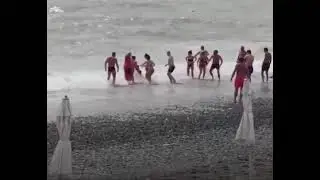 В сочи мальчик чуть не утонул во время шторма