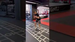 Выполняй каждое по раунду. Раунд,в зависимости от уровня твоей подготовки,может быть 2 или 3 минуты
