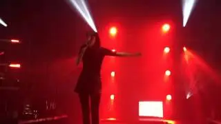 Chvrches - Bury it (Ancienne Belgique 14-11-2015)