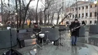 Музыканты играют рок на станции метро Новокузнецкая 2