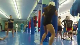 Такую до дома провожать не надо