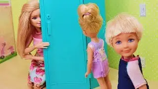 БАРБИ СПРЯТАЛАСЬ в ШКАФУ!! Куклы Барби Учитель на уроке Школьные истории