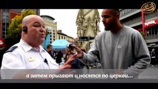 Случайным прохожим дали послушать Коран. Посмотрите на их реакцию!