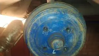Checking the rear drum brake mechanism for wear on an Audi 80/VW