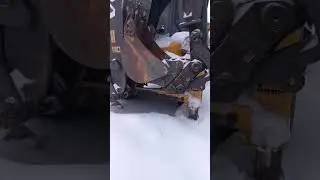 Течь масла с заднего бортового редуктора экскаватора погрузчика Volvo bl71b.