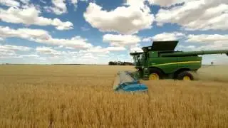John Deere S680 with Shelbourne Stripper Front