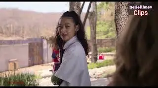 Giovanna Grigio beija Lizeth Selene