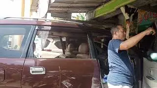 Proses pemasangan film kaca mobil xenia