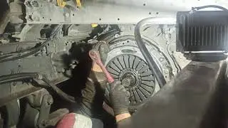 Installing a clutch on a DAF 105