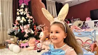 Милана поёт колыбельную песню для малыша