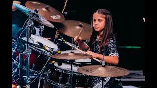 My little sister's first concert!! ( O primeiro show da minha irmãzinha)